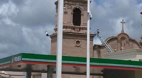 Joven se lanza desde la catedral en Navojoa
