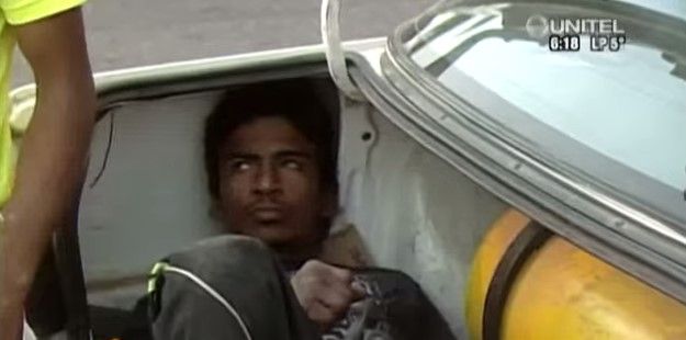 Amarra a delincuente y lo encierra en la cajuela