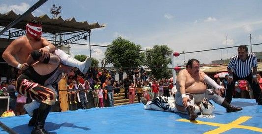 Internos disfrutan de exhibición de lucha libre