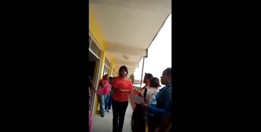 Video: maestra cobra cuota de 400 pesos por entrega de tabletas electrónicas