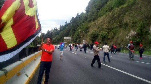 Simpatizantes del PT bloquean Autopista México-Toluca