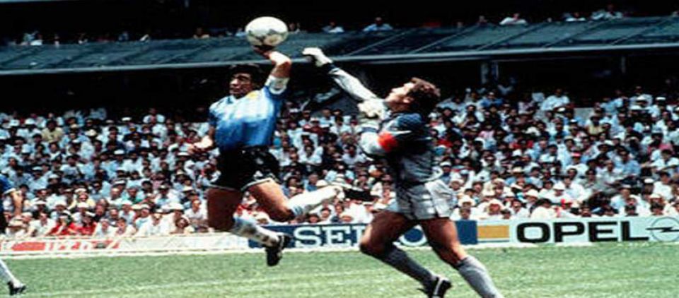Maradona visita a árbitro que marcó gol de “La Mano de Dios”