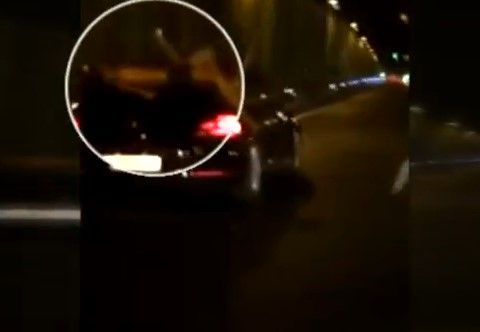 Video: turista acostado encima de un auto a 100 km/h