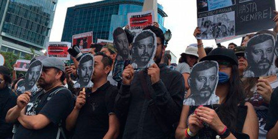 Protestan en Reforma por asesinato de Rubén Espinosa