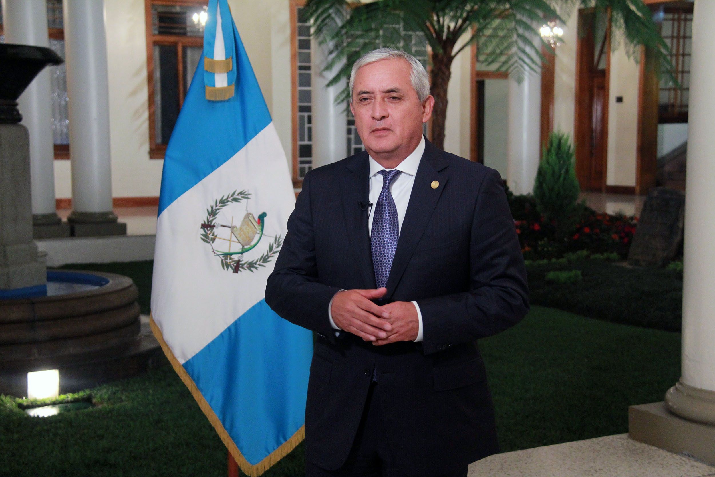 Presidente de Guatemala se ampara y se niega a dimitir