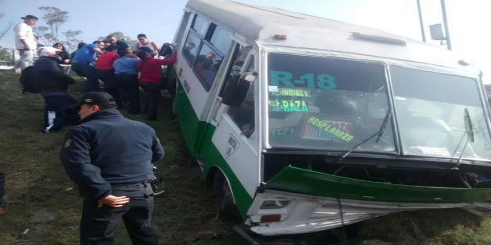 Microbús se accidenta en Indios Verdes