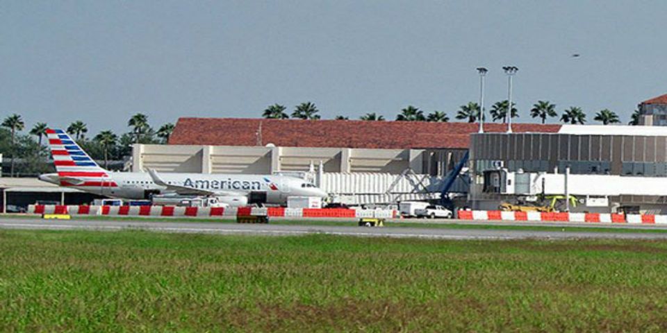 Mueren dos personas por desplome de avioneta en Texas