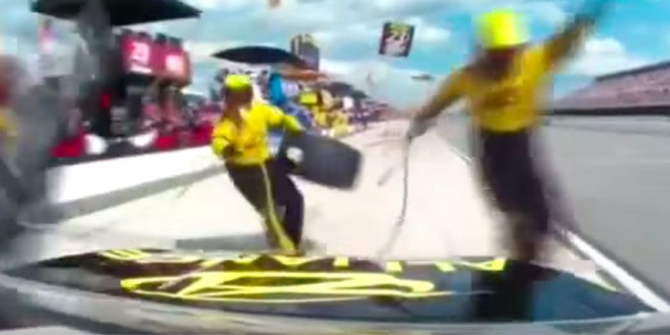 Video: piloto de NASCAR atropella a sus mecánicos Video: piloto de NASCAR atropella a sus mecánicos