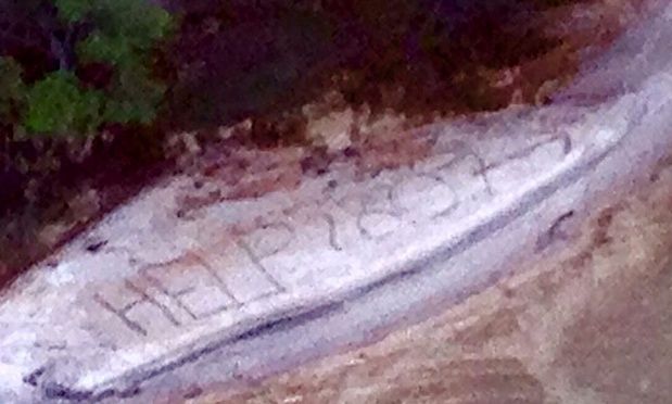 Rescatan a hombre gracias a mensaje de auxilio en la arena