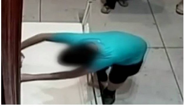 Video: niño tropieza y rompe pintura millonaria