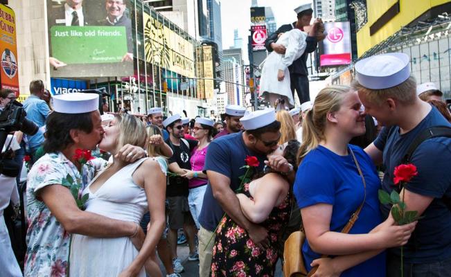 Conmemoran fin de la Segunda Guerra Mundial con recreación del beso de Times Square