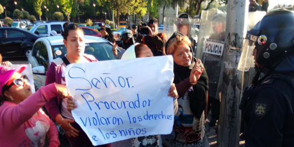 Protestan los padres de los niños asaltantes de Tlatelolco