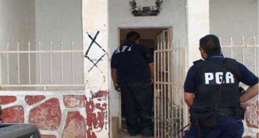 Detienen a 11 presuntos traficantes de personas