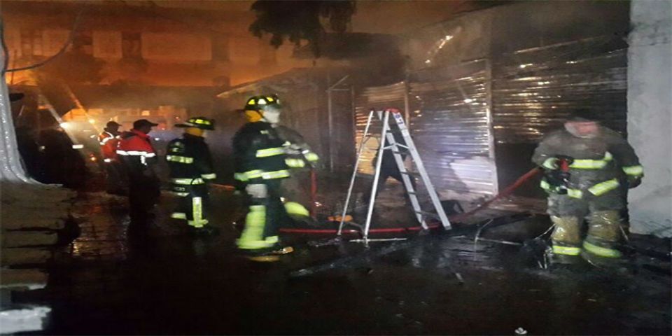 Un incendio consume cinco locales de Plaza del Estudiante
