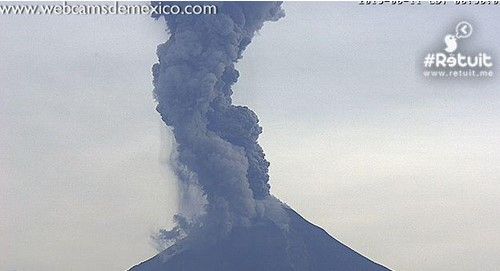 Video: volcán de Colima emite dos grandes explosiones