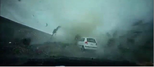 Video: tifón se traga coche en Taiwán Video: tifón se traga coche en Taiwán