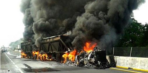 Choque de tráiler con camioneta en Michoacán deja diez muertos