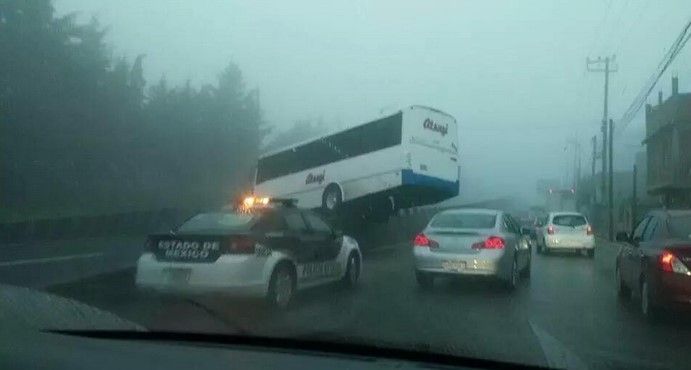 Camión de pasajeros queda atorado en vialidad de Toluca