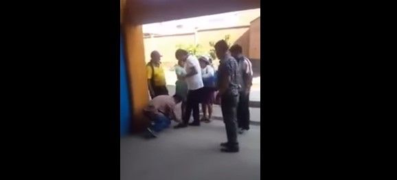 Video: Evo Morales ordena que le aten un zapato