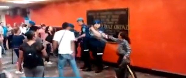 Video: vagoneras se enfrentan con policías en Metro Hidalgo