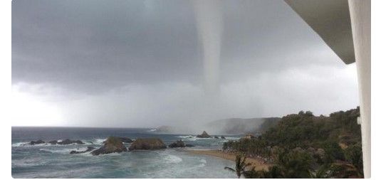 Tromba marina se forma en mar de Oaxaca