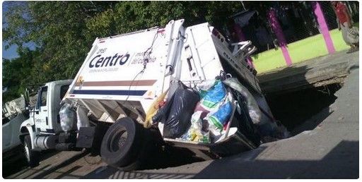 Socavón se traga a camión y permanece ahí más de un día