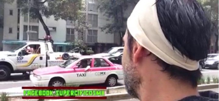 Video: grúa del Distrito Federal obstruye el tráfico Video: grúa del Distrito Federal obstruye el tráfico