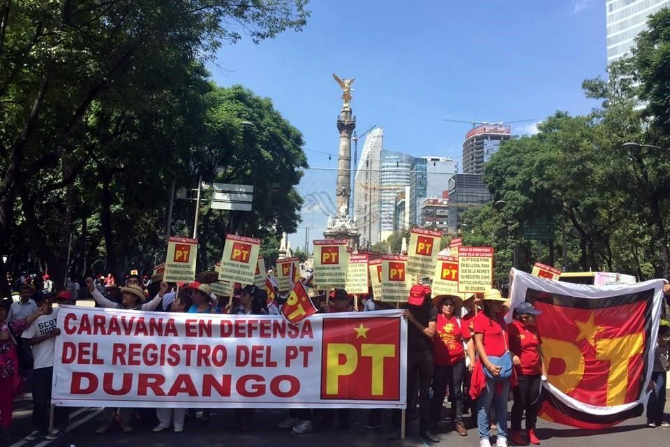 Militantes del PT protestan en Reforma por pérdida del registro