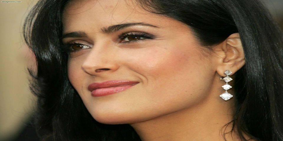 Protegen a Salma Hayek de acosadoras