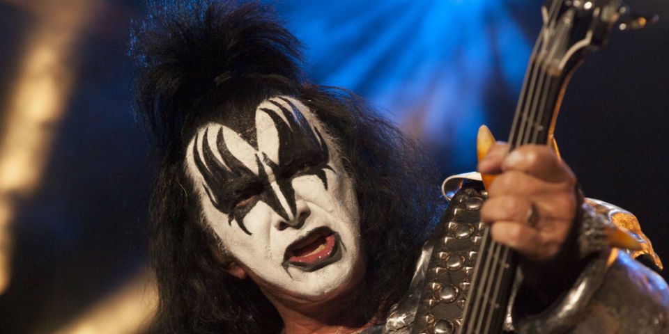 Buscan pornografía infantil en casa de Gene Simmons