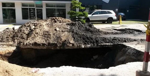 Aparece socavón de 4 metros en Guadalajara