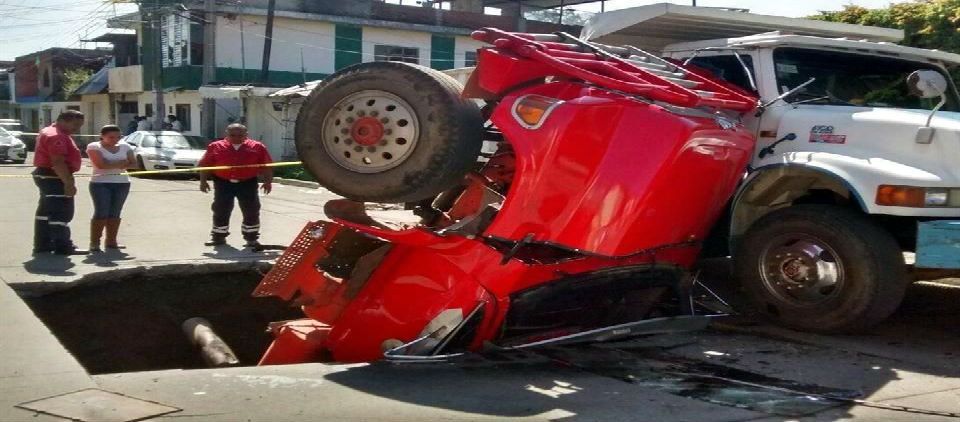 Socavón atrapa camión de volteo