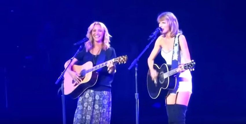 Taylor Swift canta Smelly Cat junto a actriz de Friends