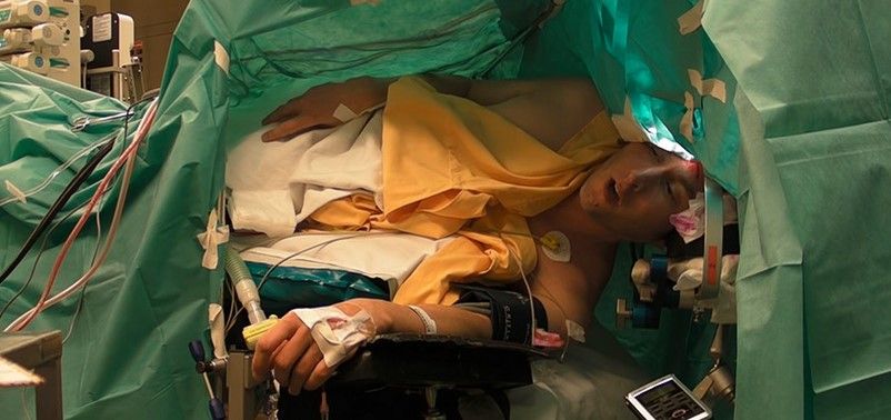 Tenor canta mientras le extirpan un tumor del cerebro