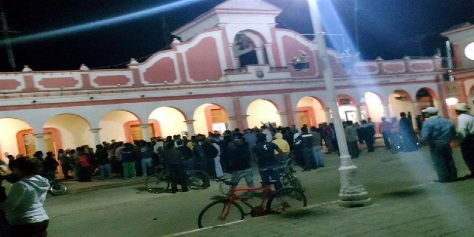 Obligan a funcionarios de Chiapas a caminar descalzos por obra inconclusa