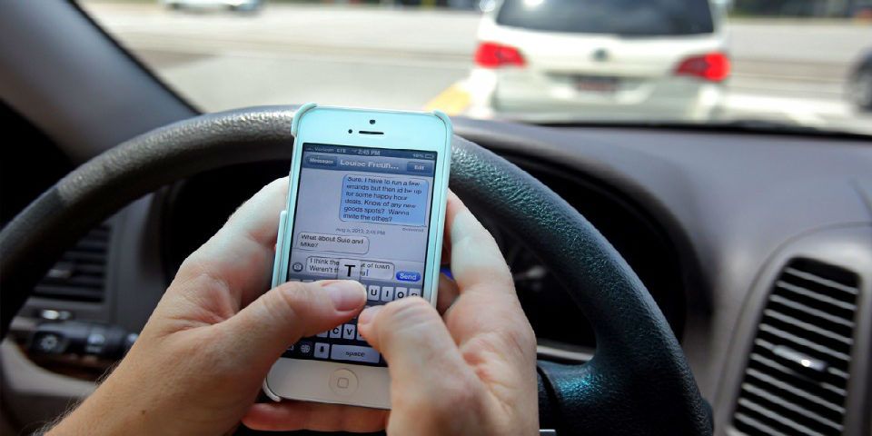 Usar el celular al manejar es la primera causa de accidentes viales