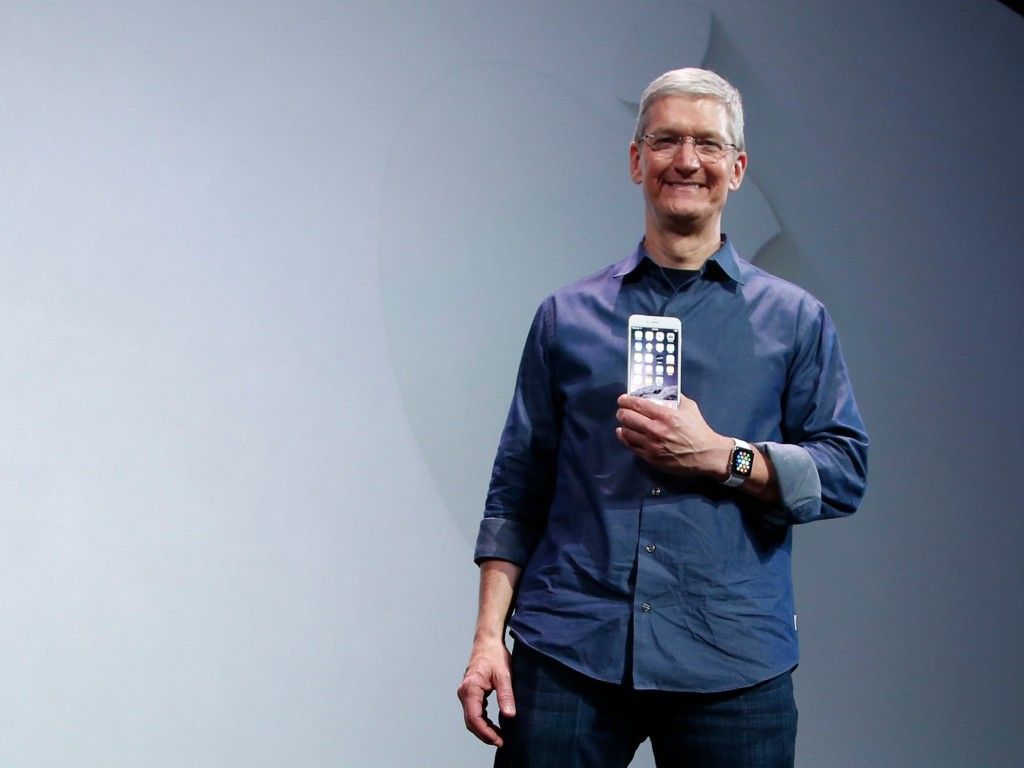 Dos mexicanos entre los 100 más influyentes de Time - tim_cook_iphone6-1024x768