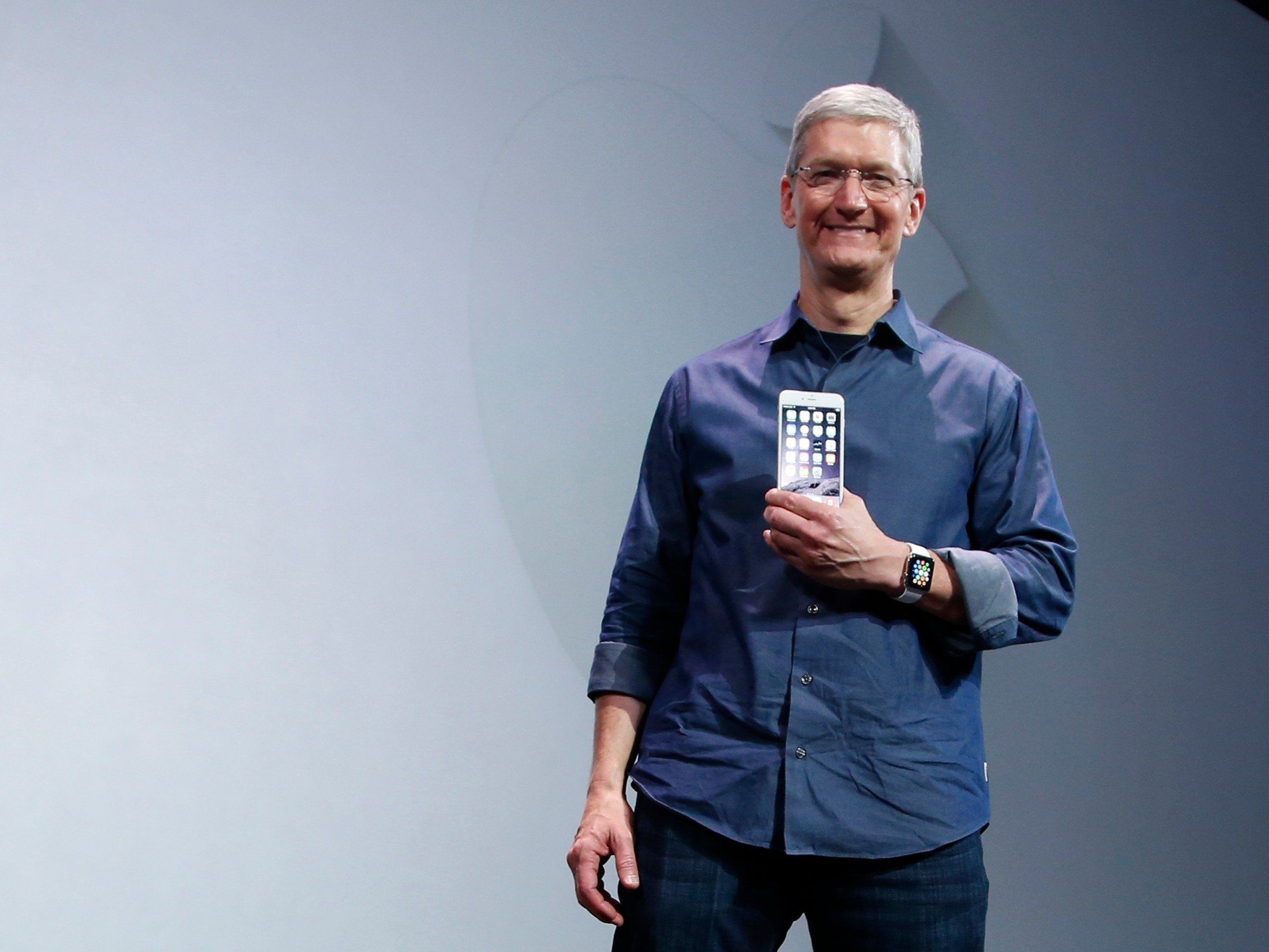 Apple rechaza desbloquear iPhone de un terrorista - tim_cook_iphone6
