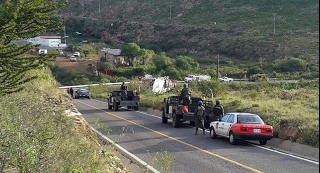 Tráiler vuelca con explosivos en Aguascalientes