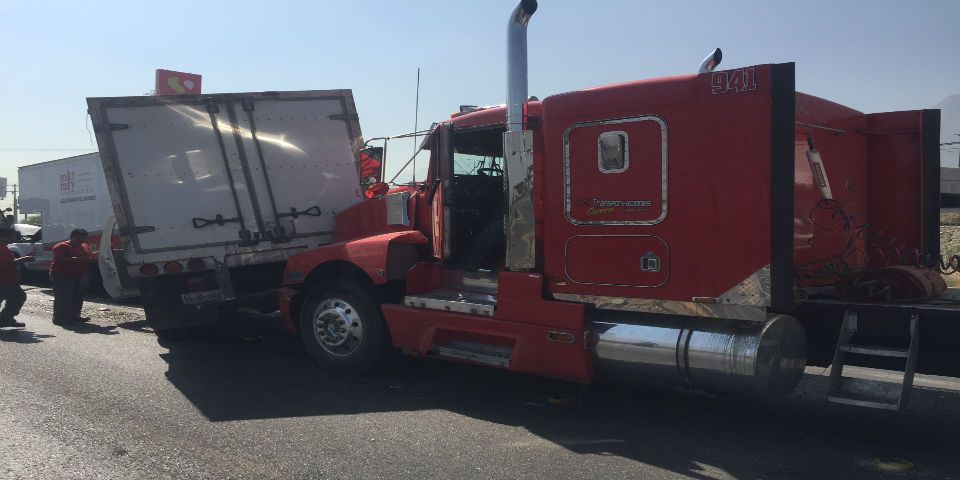 Tráiler impacta a 7 vehículos en Santa Catarina