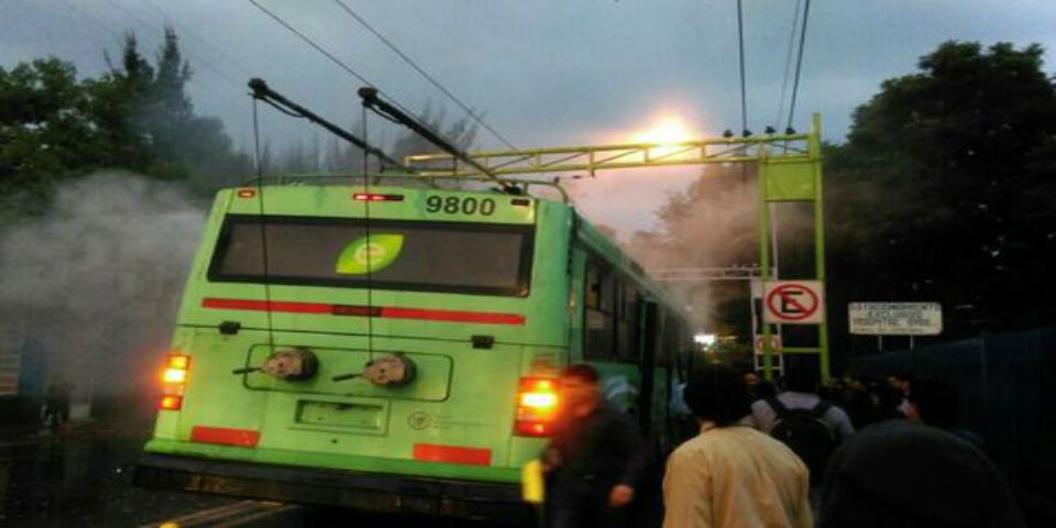 Incendio en trolebús deja nueve personas intoxicadas