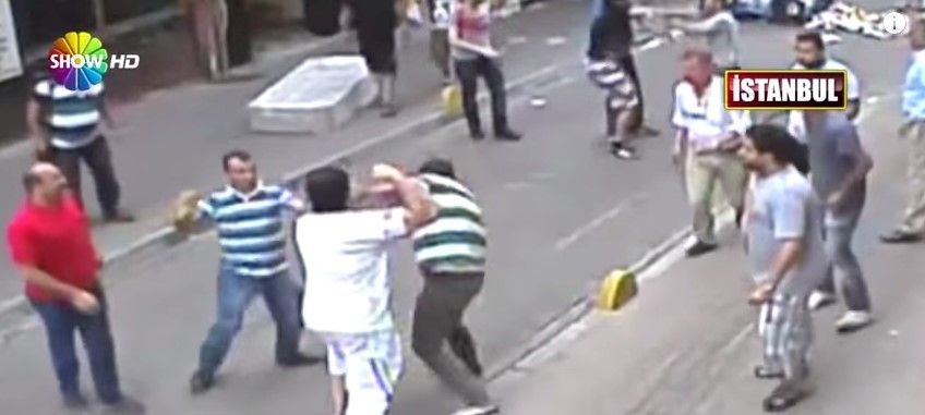 Video: comerciantes atacan a turista sin saber que es boxeador