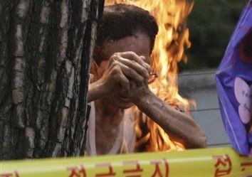 Surcoreano protesta prendiéndose fuego frente a embajada japonesa