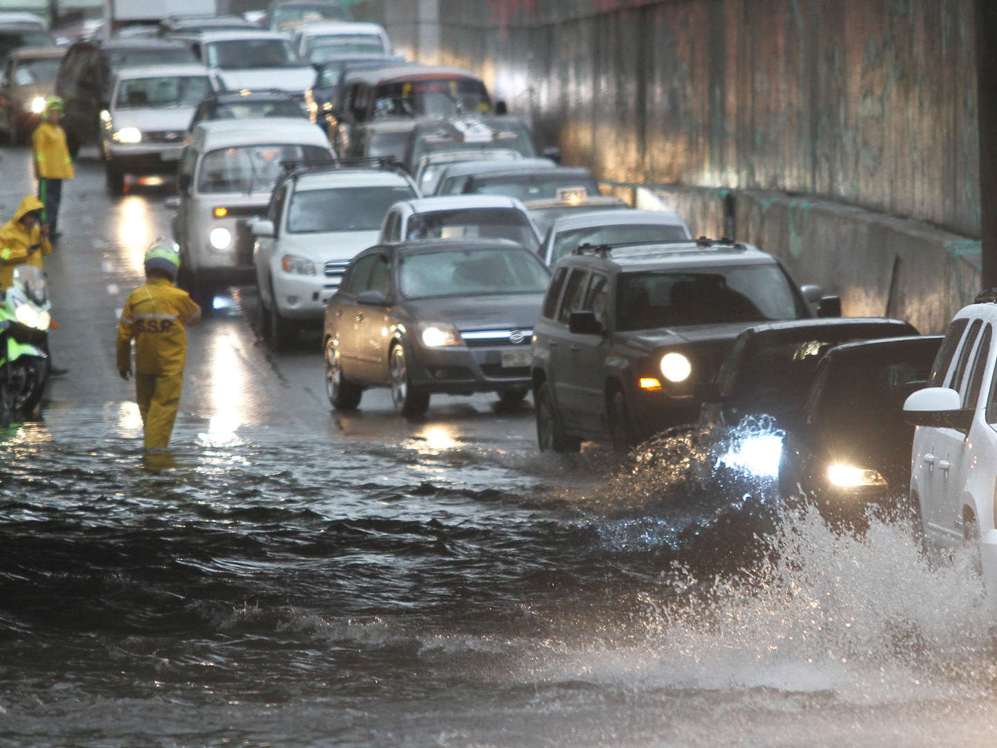 Lluvia provoca caos en el Valle de México