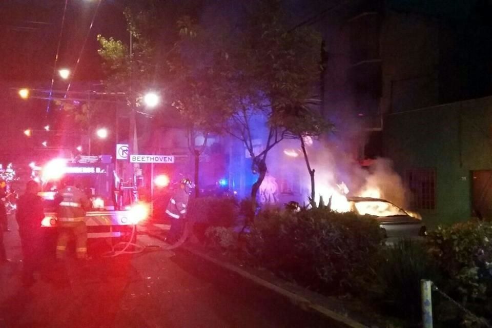 Auto se incendia en Eje Central