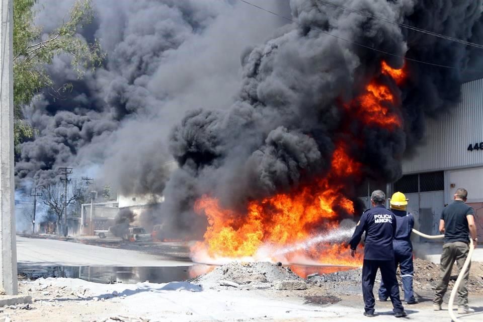Incendio de aceitera deja dos muertos