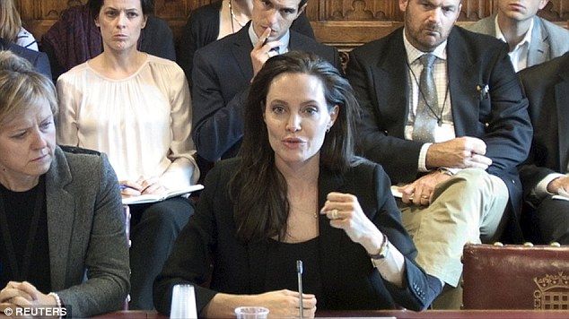 Violación es usada como medio de terror por EI: Angelina Jolie