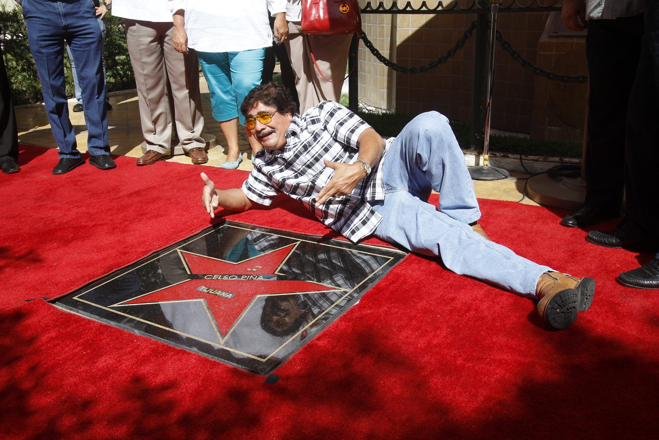 Celso Piña devela placa en Tijuana