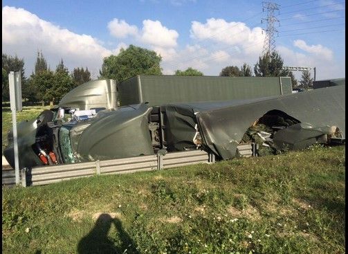 Vuelca tráiler de la Sedena en carretera Texcoco-Lechería