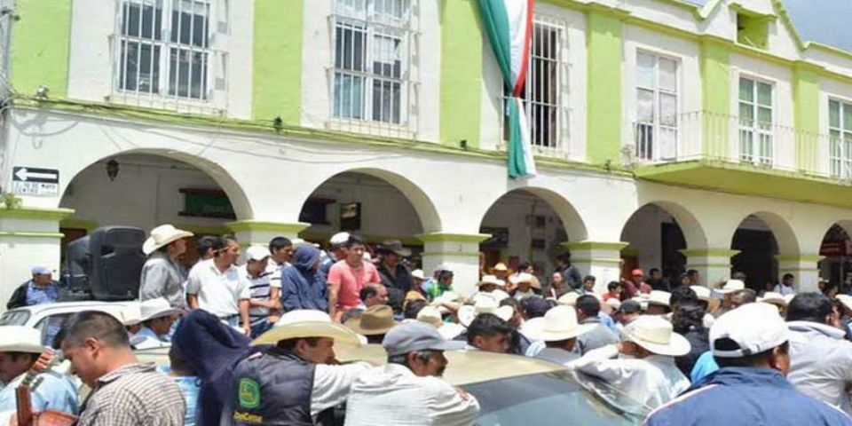 Retienen a alcalde de Tetela del Volcán